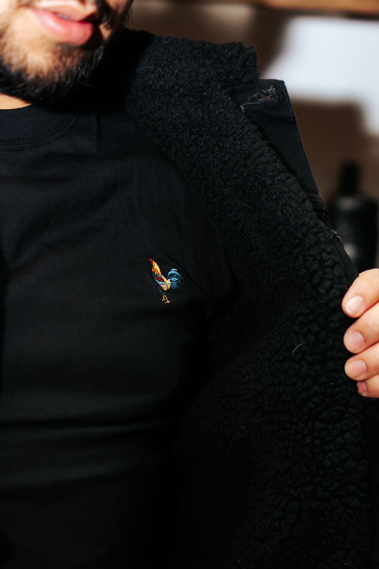 BLACK TEE ROOSTER LOGO