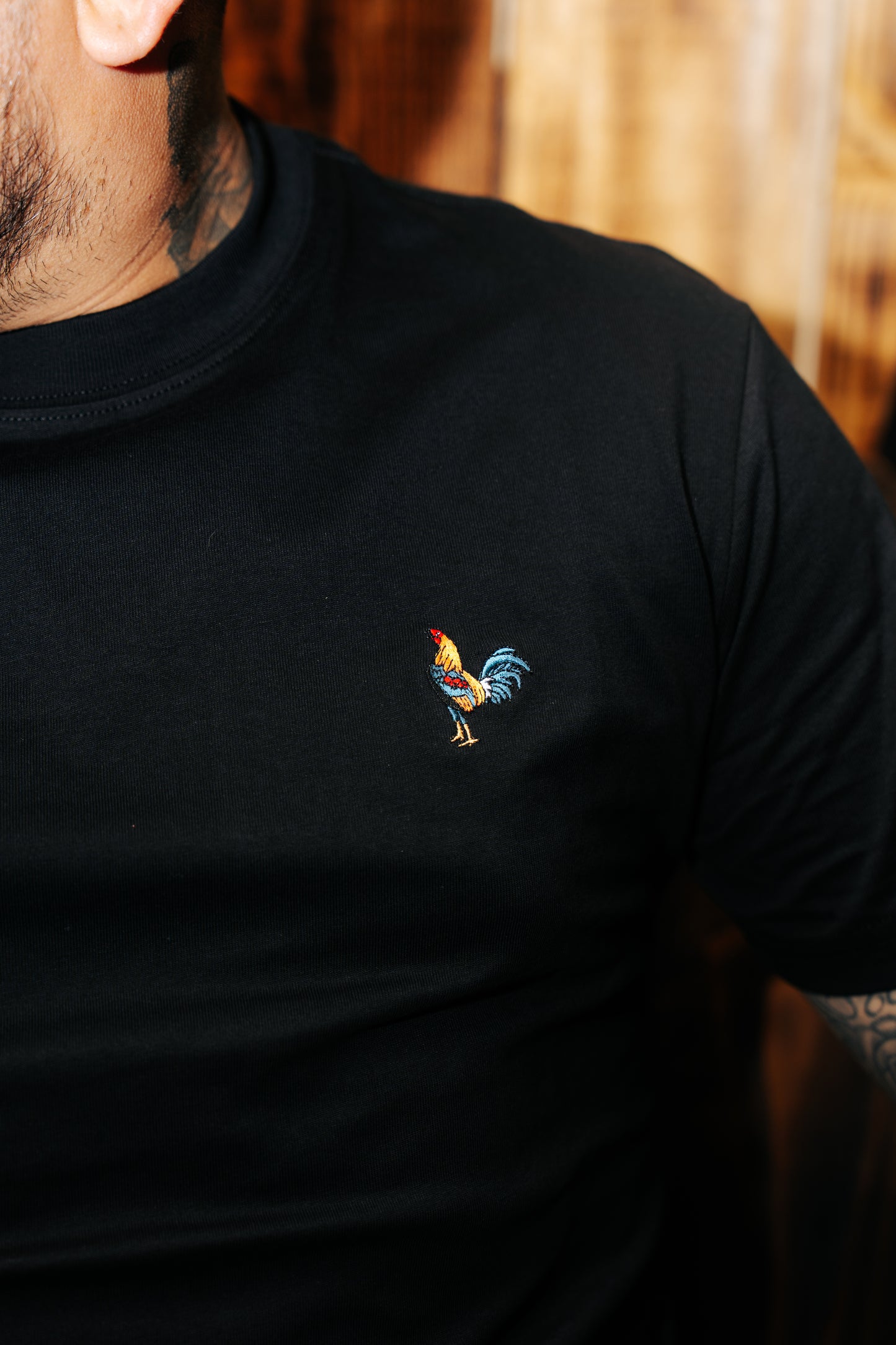 BLACK TEE ROOSTER LOGO