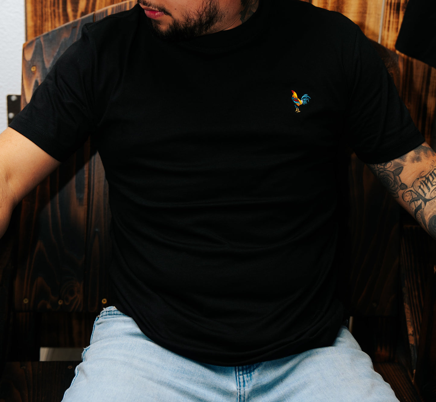 BLACK TEE ROOSTER LOGO